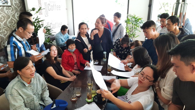 Khách hàng mua căn hộ chung cư Nam An ký các loại giấy tờ để tố giác chủ đầu tư vi phạm hợp đồng - Ảnh: Quang Phương.