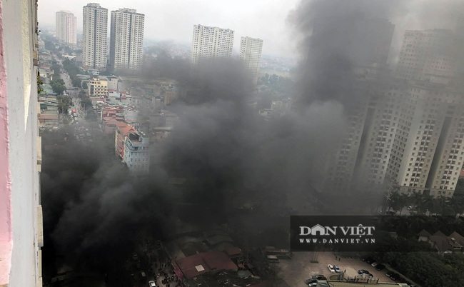 Cháy bãi trông giữ xe ở Hà Nội, cột khói bay cao ngang tòa chung cư 30 tầng - Ảnh 4.