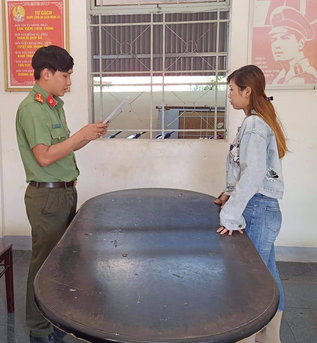 Bạn bị lập biên bản vì vi phạm giao thông, cô gái 21 tuổi chụp ảnh, xúc phạm CSGT bị phạt 7,5 triệu đồng - Ảnh 1.