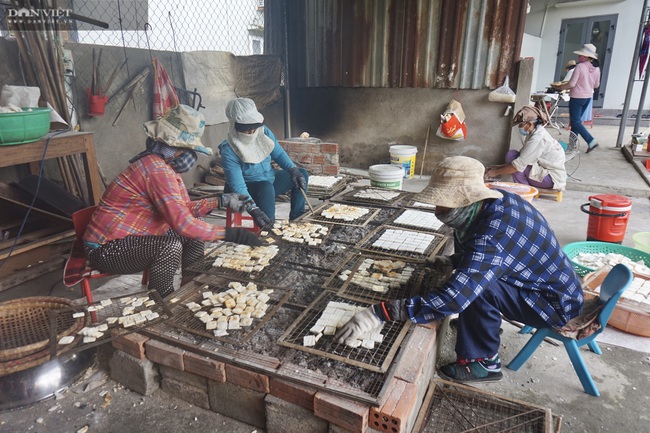 Đà Nẵng: “Nằm lửa” từ 2 giờ sáng, bánh 7 lửa hút hàng dịp Tết Nguyên đán - Ảnh 1.