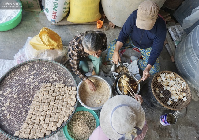 Đà Nẵng: “Nằm lửa” từ 2 giờ sáng, bánh 7 lửa hút hàng dịp Tết Nguyên đán - Ảnh 5.