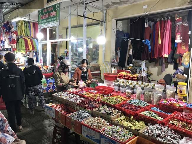 Đà Nẵng: Thị trường bánh kẹo sôi động dịp Tết, nhiều sản phẩm cháy hàng - Ảnh 1.