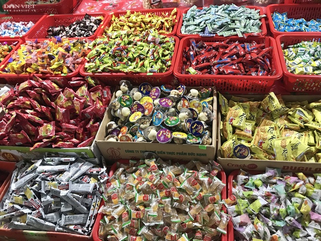 Đà Nẵng: Thị trường bánh kẹo sôi động dịp Tết, nhiều sản phẩm cháy hàng - Ảnh 2.