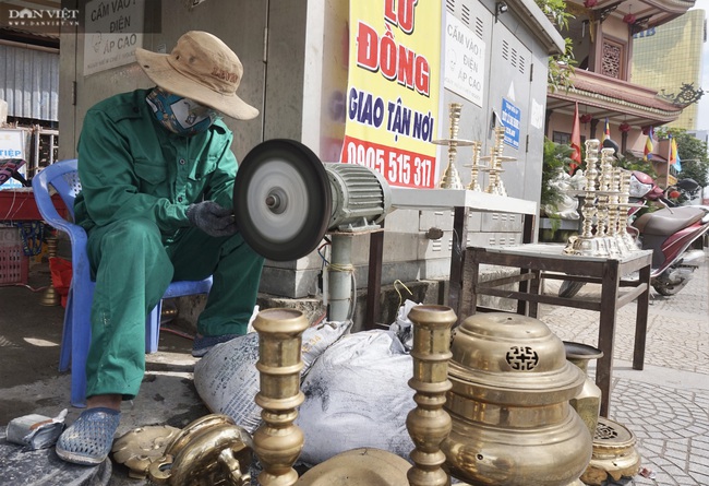 Đà Nẵng: Kiếm tiền triệu dịp Tết nhờ nghề “làm đẹp” cho đồ thờ gia truyền - Ảnh 6.