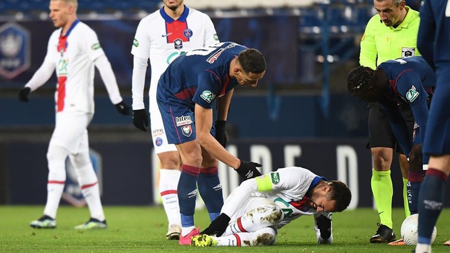 Neymar ôm chân đau quằn quại.