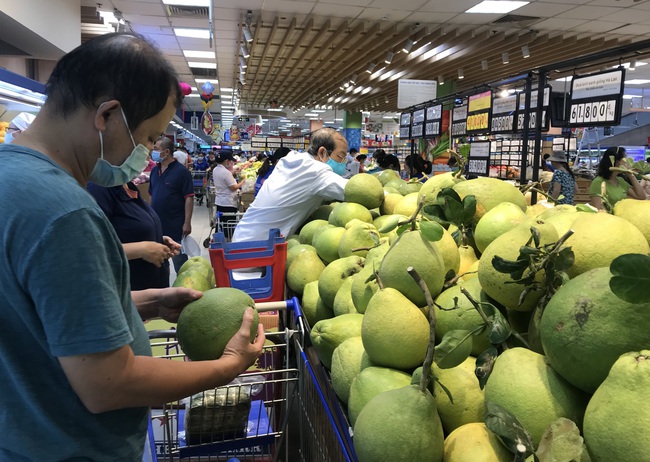 TP.HCM: Siêu thị sáng 30 Tết, không còn cảnh chen chúc nhưng vẫn có nơi &quot;cháy&quot; rau xanh - Ảnh 8.