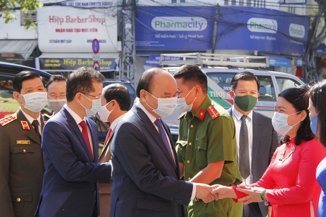 Thủ tướng Nguyễn Xuân Phúc chúc Tết lực lượng vũ trang Đà Nẵng mùng 1 Tết - Ảnh 2.