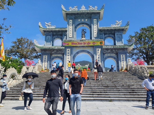 Đà Nẵng: Hàng nghìn người đổ về chùa Linh Ứng Sơn Trà du xuân, cầu an đầu năm - Ảnh 9.