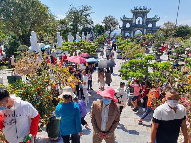 Đà Nẵng: Hàng nghìn người đổ về chùa Linh Ứng Sơn Trà du xuân, cầu an đầu năm - Ảnh 1.
