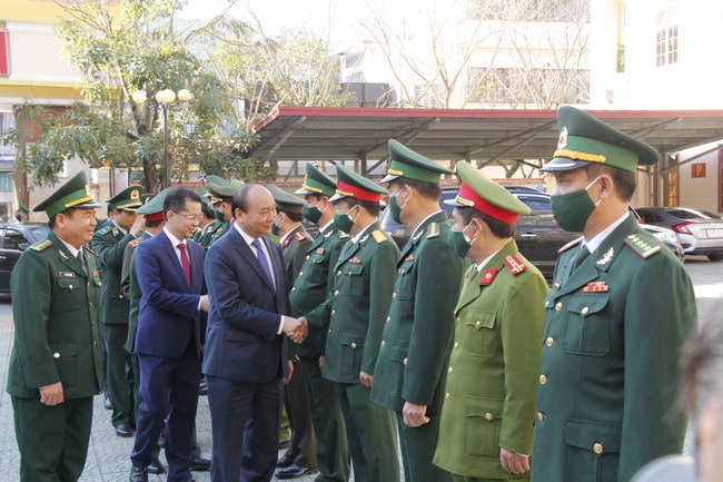 Thủ tướng Nguyễn Xuân Phúc chúc Tết lực lượng vũ trang Đà Nẵng mùng 1 Tết - Ảnh 1.