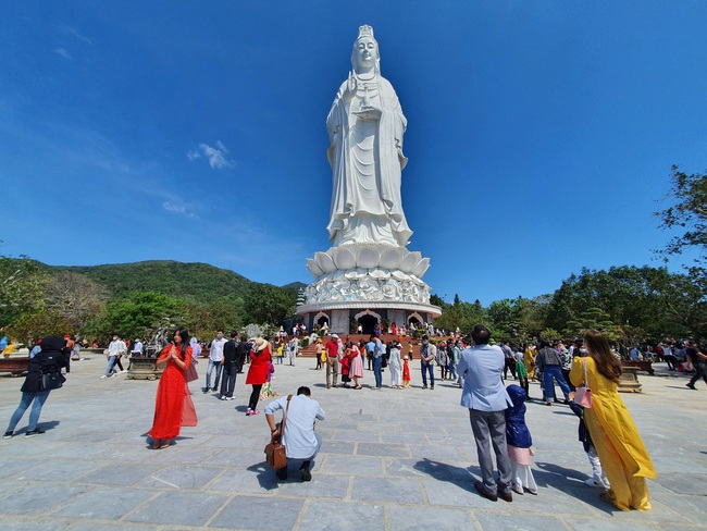 Đà Nẵng: Hàng nghìn người đổ về chùa Linh Ứng Sơn Trà du xuân, cầu an đầu năm - Ảnh 5.