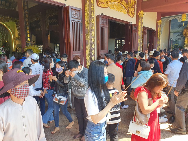 Đà Nẵng: Hàng nghìn người đổ về chùa Linh Ứng Sơn Trà du xuân, cầu an đầu năm - Ảnh 2.