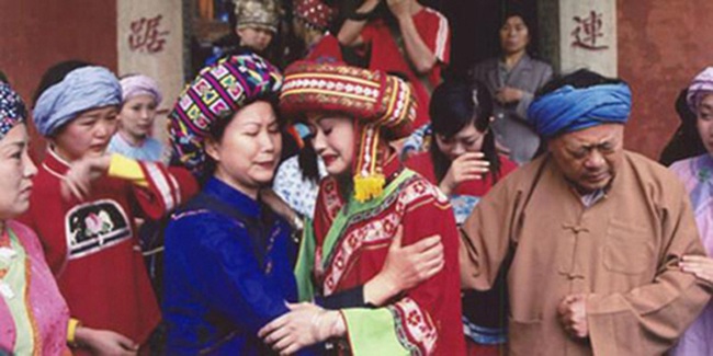 Trung Quốc: Cô dâu Thổ Gia “khóc hôn” cả tháng mới được lên xe hoa - Ảnh 7.