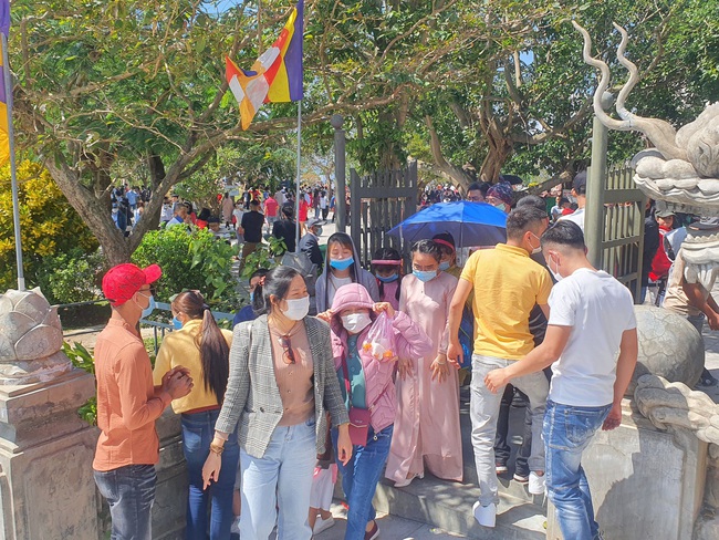 Đà Nẵng: Hàng nghìn người đổ về chùa Linh Ứng Sơn Trà du xuân, cầu an đầu năm - Ảnh 6.