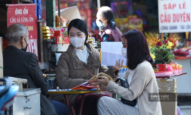 Giới trẻ tấp nập đi chùa Hà cầu duyên, cầu tài lộc ngày Lễ tình nhân - Ảnh 3.