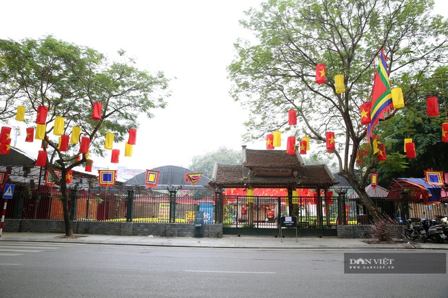 Đền chùa tại Hà Nội đóng cửa, người dân vái vọng qua khung cửa cầu may mắn, tài lộc - Ảnh 11.
