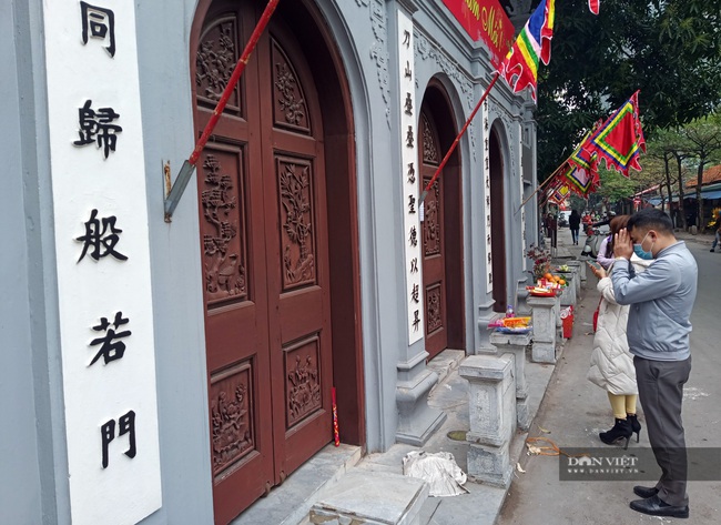 Đền chùa tại Hà Nội đóng cửa, người dân vái vọng qua khung cửa cầu may mắn, tài lộc - Ảnh 13.