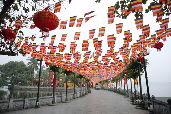 Đền chùa tại Hà Nội đóng cửa, người dân vái vọng qua khung cửa cầu may mắn, tài lộc - Ảnh 2.