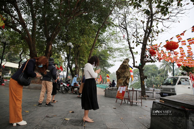 Đền chùa tại Hà Nội đóng cửa, người dân vái vọng qua khung cửa cầu may mắn, tài lộc - Ảnh 4.