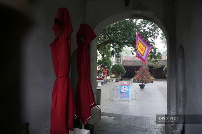 Đền chùa tại Hà Nội đóng cửa, người dân vái vọng qua khung cửa cầu may mắn, tài lộc - Ảnh 6.