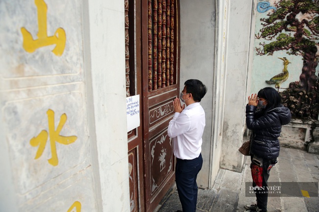 Đền chùa tại Hà Nội đóng cửa, người dân vái vọng qua khung cửa cầu may mắn, tài lộc - Ảnh 8.