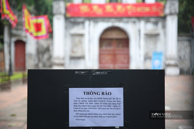 Đền chùa tại Hà Nội đóng cửa, người dân vái vọng qua khung cửa cầu may mắn, tài lộc - Ảnh 9.