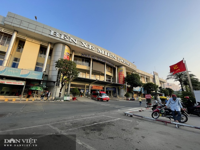 TP.HCM: Người dân quay trở lại thành phố ít, bến xe, đường sá thông thoáng - Ảnh 2.