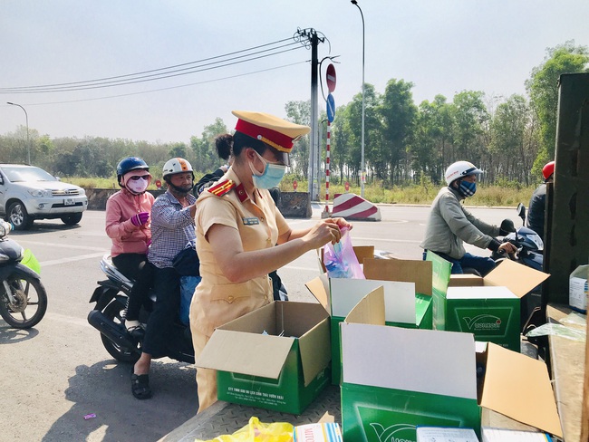 Cảnh sát giao thông &quot;tuýt còi&quot; để tặng nước, khăn ướt cho người đi đường - Ảnh 1.