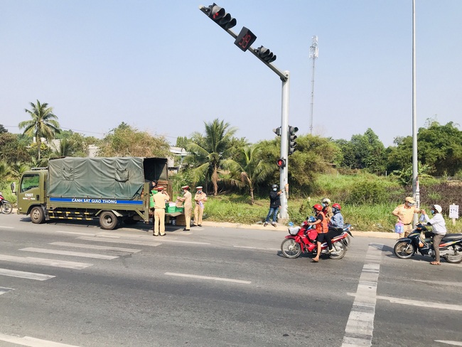 Cảnh sát giao thông &quot;tuýt còi&quot; để tặng nước, khăn ướt cho người đi đường - Ảnh 8.