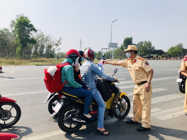 Cảnh sát giao thông &quot;tuýt còi&quot; để tặng nước, khăn ướt cho người đi đường - Ảnh 2.