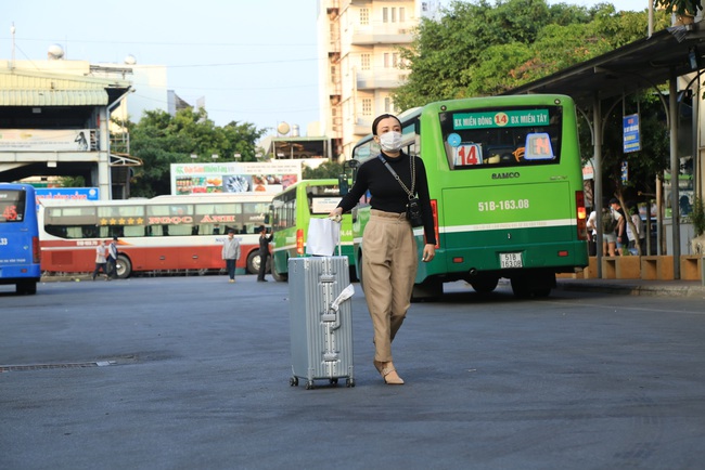 TP.HCM: Người dân quay trở lại thành phố ít, bến xe, đường sá thông thoáng - Ảnh 6.