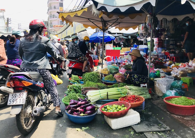 TP.HCM: Chợ, siêu thị bán lại cả ngày sau Tết, rau củ quả ê hề cho người ngán bánh tét, thịt kho trứng - Ảnh 1.