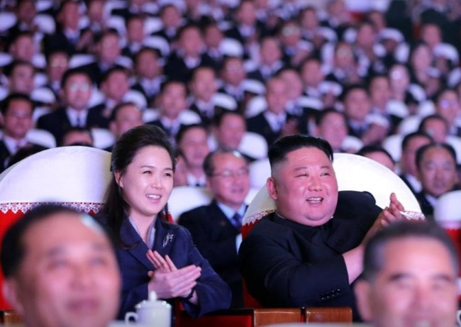 Vợ ông Kim Jong-un bất ngờ tái xuất, diện mạo gây sốt - Ảnh 3.