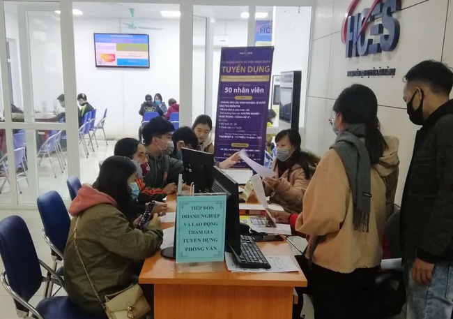 Để tìm kiếm việc làm, ngay từ mùng 6 Tết chị đã tìm tới trung tâm dịch vụ việc làm Hà Nội đăng ký tuyển dụng