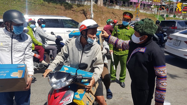 Chỉ trong vài tiếng, ông Đoàn Ngọc Hải đã kêu gọi được hàng trăm thùng sữa cho trẻ em vùng cao - Ảnh 3.