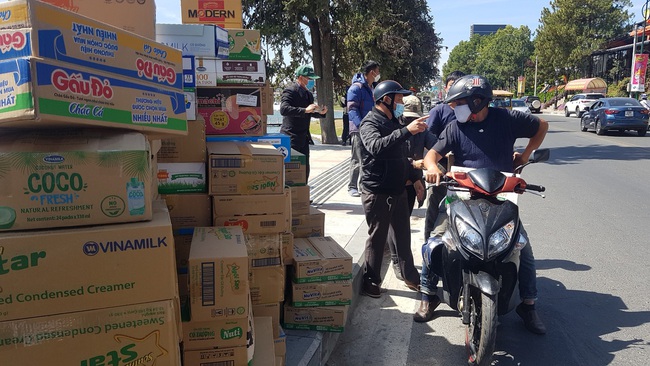 Chỉ trong vài tiếng, ông Đoàn Ngọc Hải đã kêu gọi được hàng trăm thùng sữa cho trẻ em vùng cao - Ảnh 5.