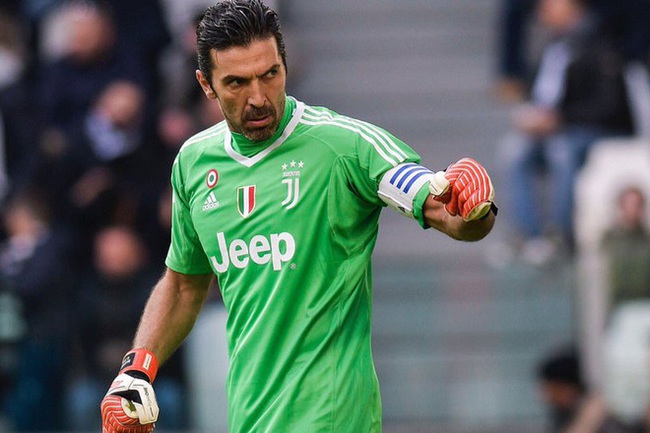 Buffon bị phạt nguội.