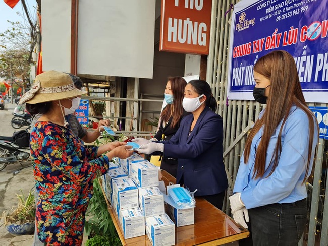 Bảo hiểm nhân thọ Phú Hưng chi nhánh tỉnh Điện Biên phát 3.000 khẩu trang miễn phí - Ảnh 3.