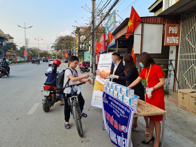 Bảo hiểm nhân thọ Phú Hưng chi nhánh tỉnh Điện Biên phát 3.000 khẩu trang miễn phí - Ảnh 5.