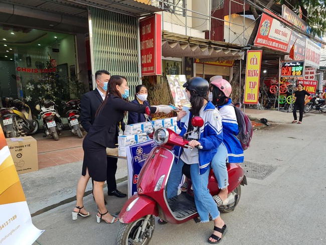 Bảo hiểm nhân thọ Phú Hưng chi nhánh tỉnh Điện Biên phát 3.000 khẩu trang miễn phí - Ảnh 6.