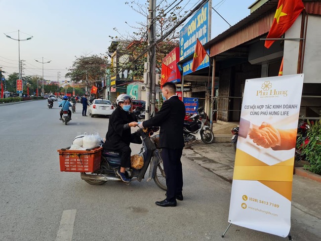 Bảo hiểm nhân thọ Phú Hưng chi nhánh tỉnh Điện Biên phát 3.000 khẩu trang miễn phí - Ảnh 8.