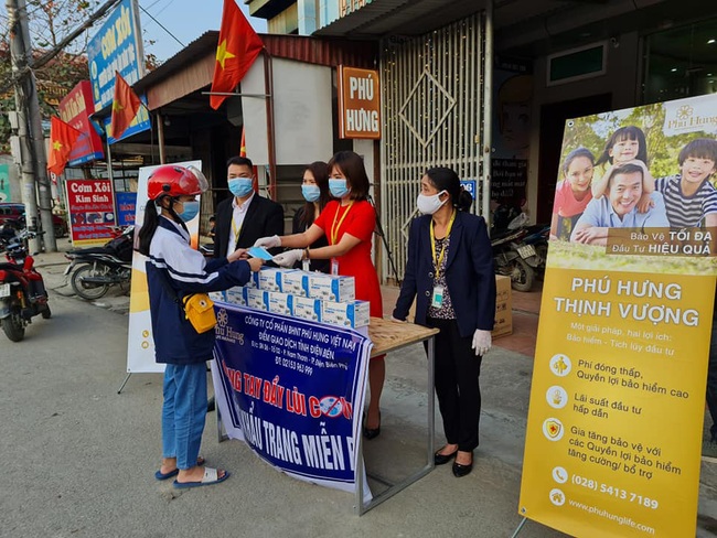 Bảo hiểm nhân thọ Phú Hưng chi nhánh tỉnh Điện Biên phát 3.000 khẩu trang miễn phí - Ảnh 1.