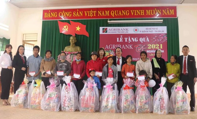 Agribank tỉnh Đắk Lắk: Gần 800 triệu đồng tham gia các hoạt động an sinh xã hội nhân dịp Tết cổ truyền Tân Sửu 2021 - Ảnh 1. Agribank tỉnh Đắk Lắk: Gần 800 triệu đồng tham gia các hoạt động an sinh xã hội nhân dịp Tết cổ truyền Tân Sửu 2021 - Ảnh 1.