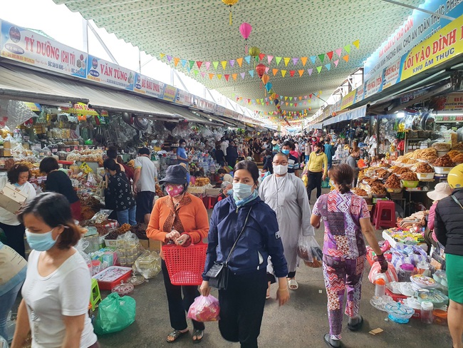 ẢNH: Đà Nẵng xử phạt người không đeo khẩu trang nơi công cộng, người dân nghiêm chỉnh chấp hành - Ảnh 2.