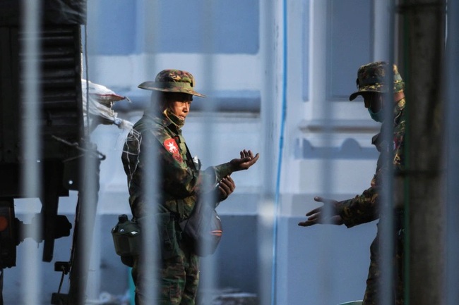 Hoang mang, giận dữ, bất ổn ở Yangon sau cuộc đảo chính Myanmar - Ảnh 1.