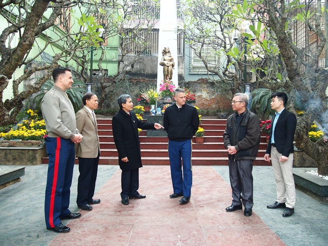Tùy viên Quốc phòng Hoa Kỳ thắp hương tại Đài tưởng niệm Khâm Thiên - Ảnh 3.