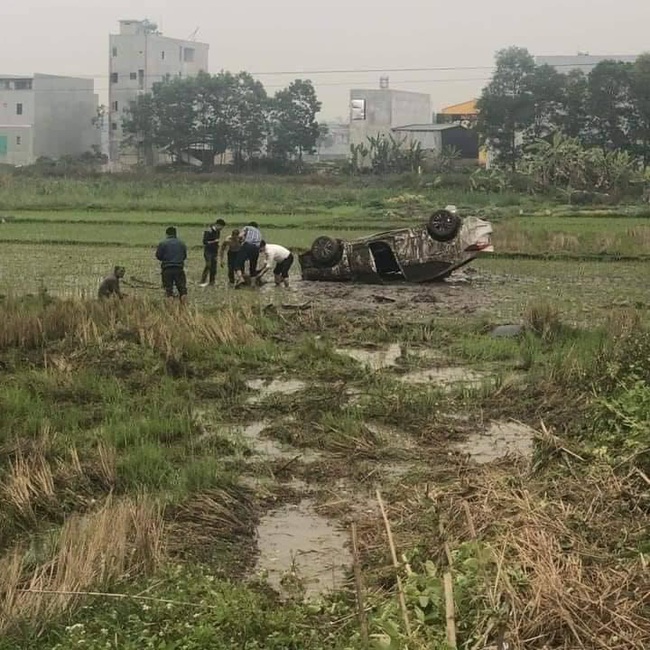 Thái Nguyên: Ô tô “cày” nát ruộng lúa, người trên xe phải bò ra ngoài - Ảnh 7.