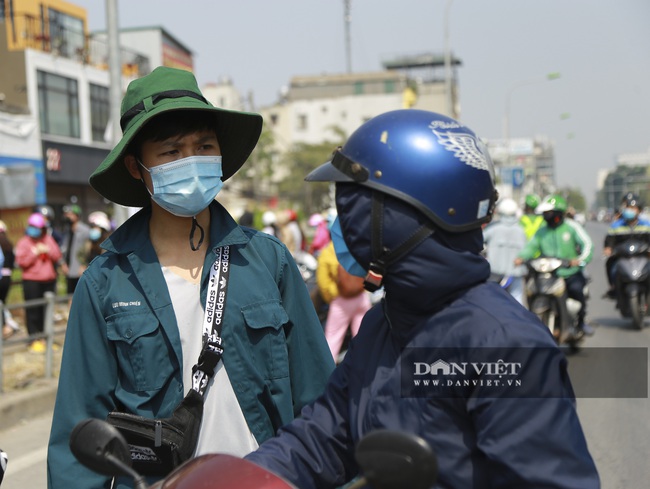 Người Hà Nội đội nắng hàng giờ đồng hồ đợi mua nông sản Hải Dương - Ảnh 9.