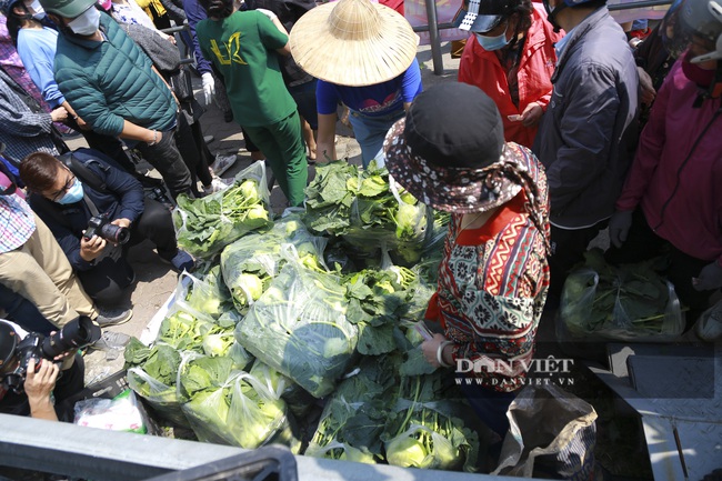 Người Hà Nội đội nắng hàng giờ đồng hồ đợi mua nông sản Hải Dương - Ảnh 11.