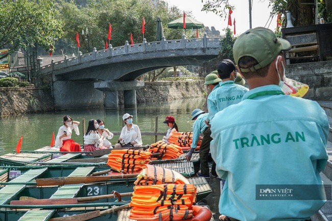 Danh thắng Tràng An vắng khách, lái thuyền ngồi chơi cả ngày không đến lượt - Ảnh 11.